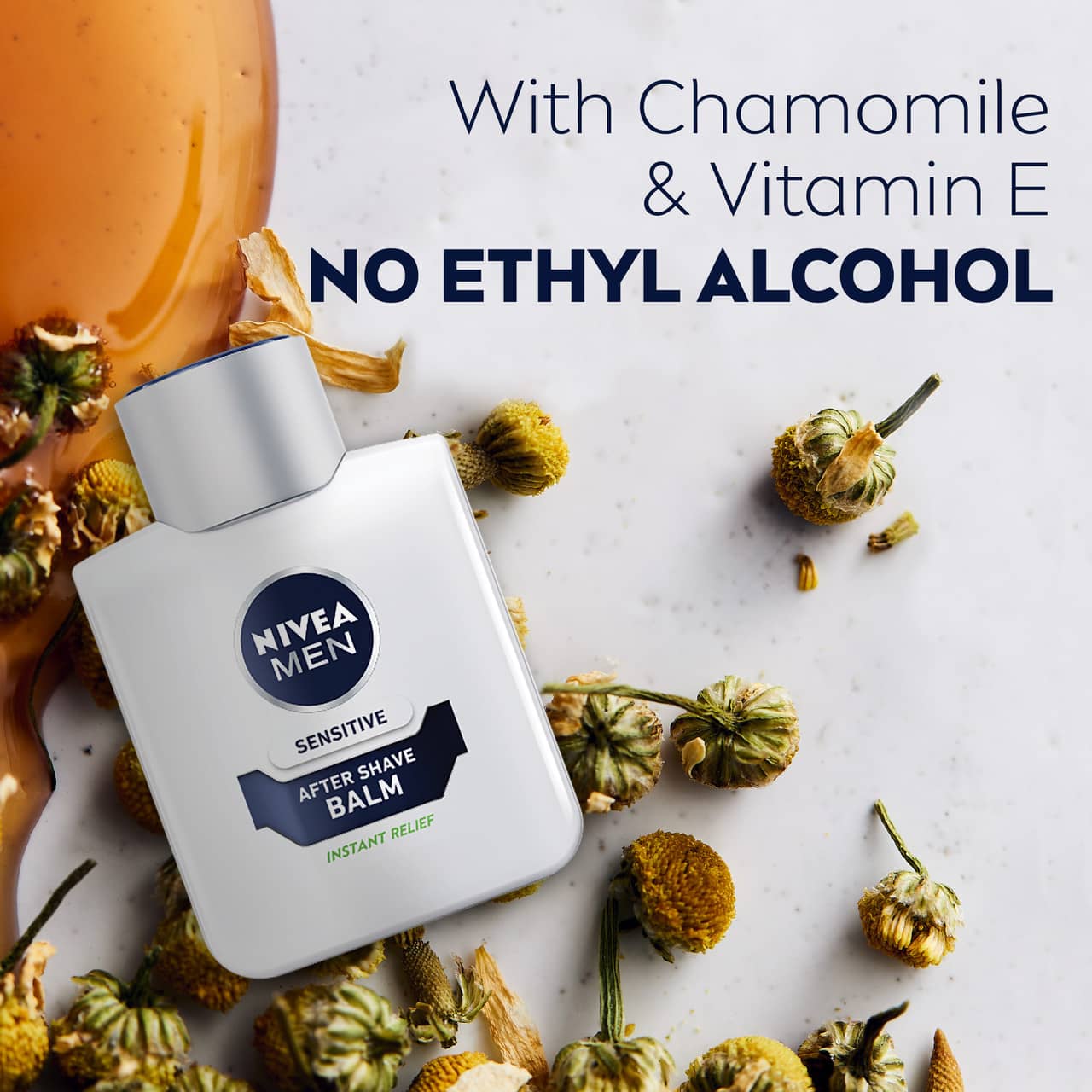 نمای نزدیک عصاره بابونه و ویتامین E موجود در بالم Nivea Men Sensitive