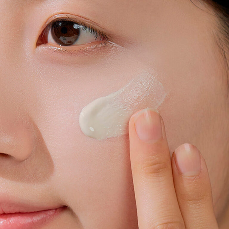 نحوه استفاده از ضد آفتاب فیزیکی سنتلا SKIN1004 Air-Fit Plus روی صورت و گردن