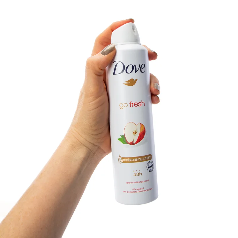 مقایسه اندازه قوطی اسپری دئودورانت داو 250 میل با دست