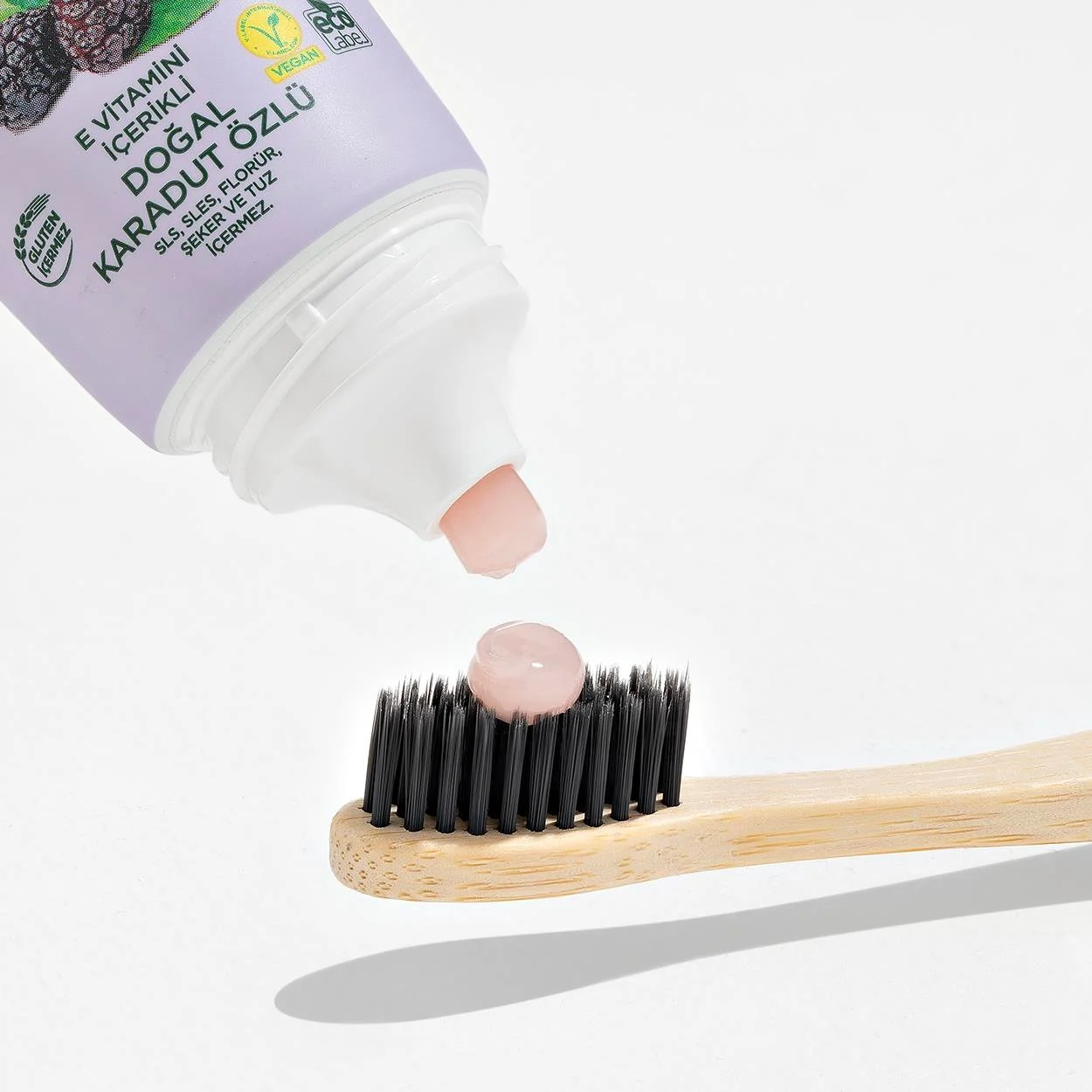 آموزش تکنیک صحیح مسواک زدن دندان‌های شیری کودکان با خمیردندان ایوب صبری