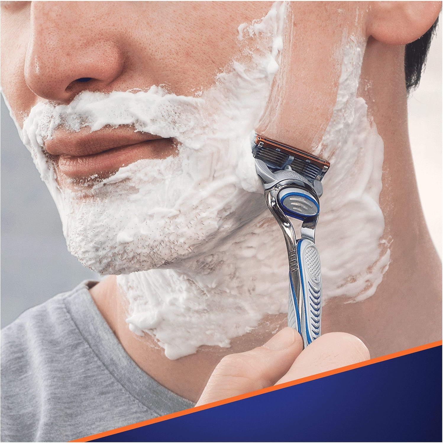 یک عدد یدک ژیلت فیوژن پنج لبه با نوار آبی روانکننده و تیغ معکوس پشت سر