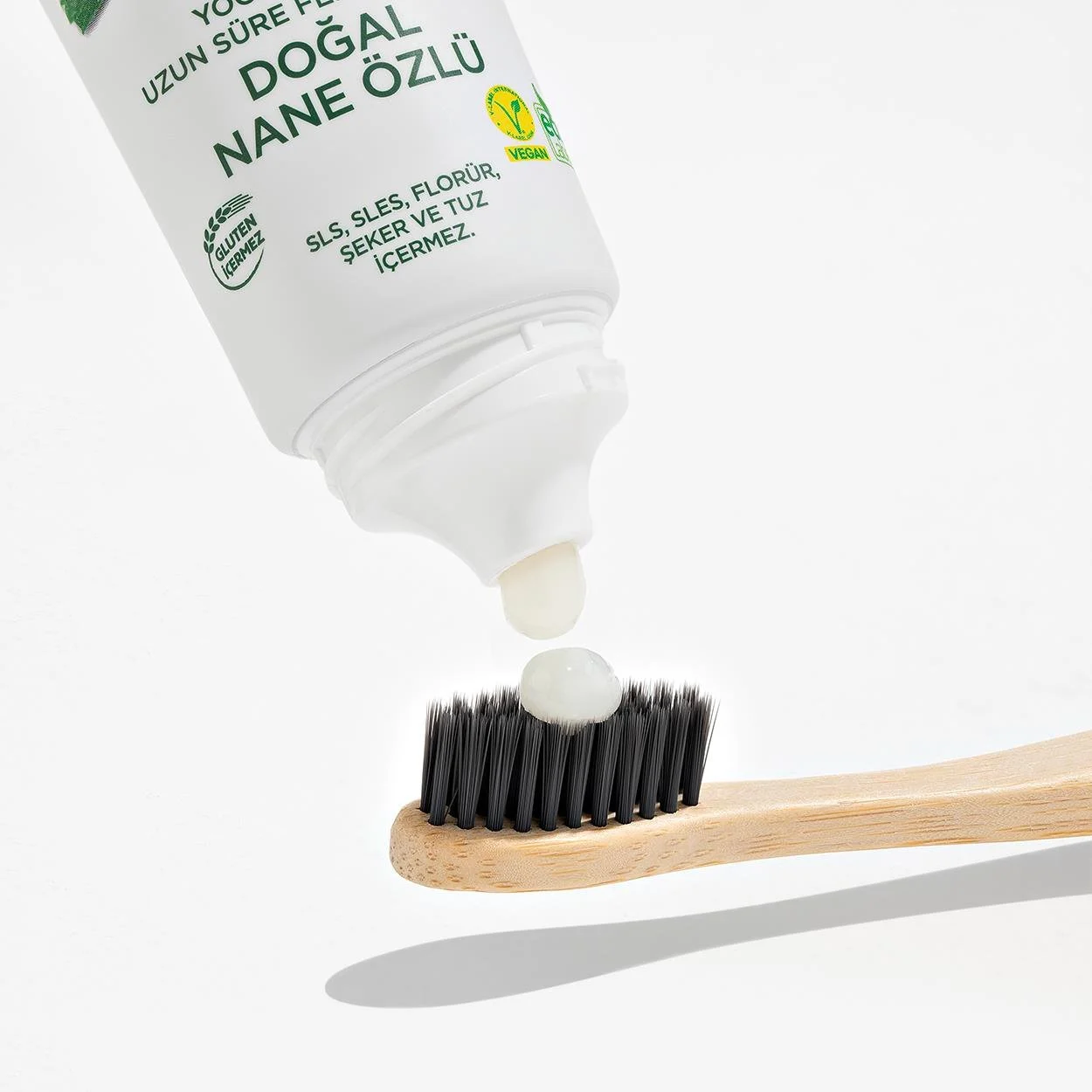 خمیردندان سفید رنگ با طعم نعناع ایوب صبری روی مسواک - حجم مصرفی مناسب