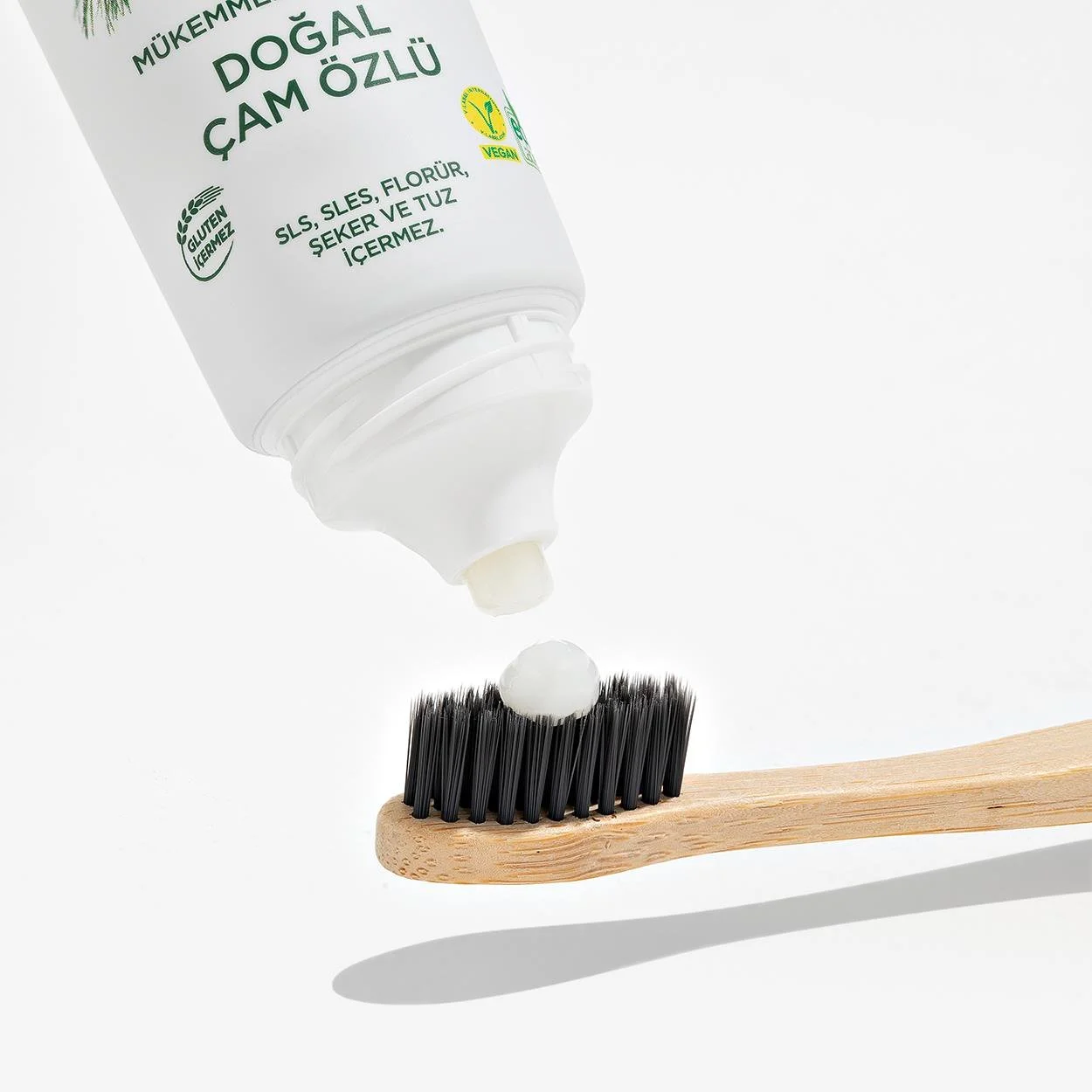 خمیر دندان طراوت‌بخش با عصاره میوه کاج