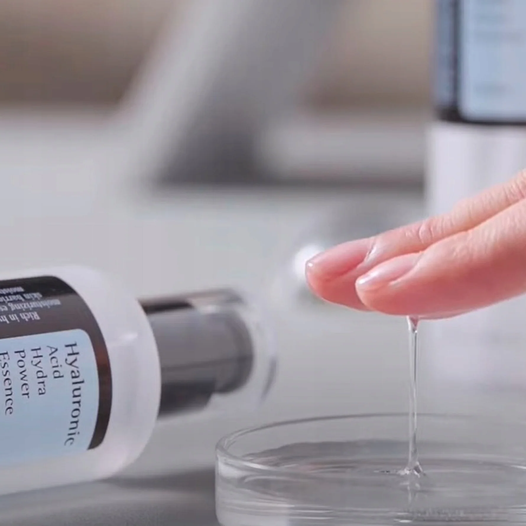 اسنس کره‌ای کوزارکس برای آبرسانی پوست خشک و دهیدراته